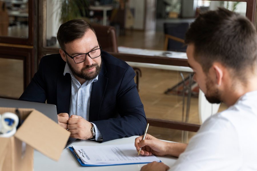 Advogado praticando comunicação eficaz com o cliente